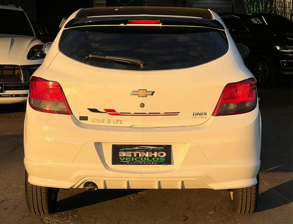 CHEVROLET Onix Hatch - Foto