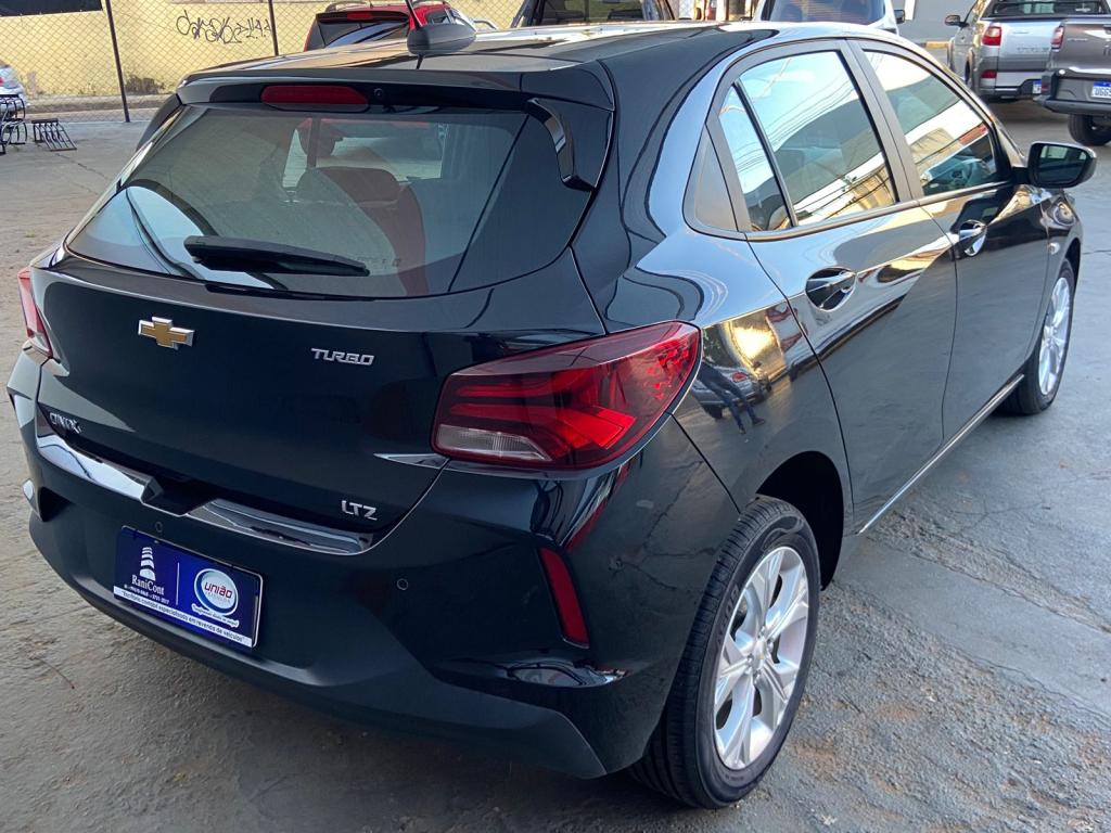 CHEVROLET Onix Hatch - Foto
