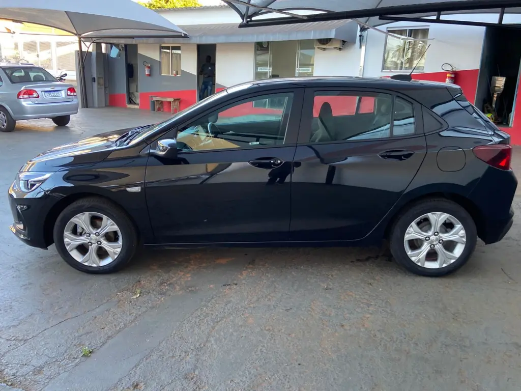 CHEVROLET Onix Hatch - Foto