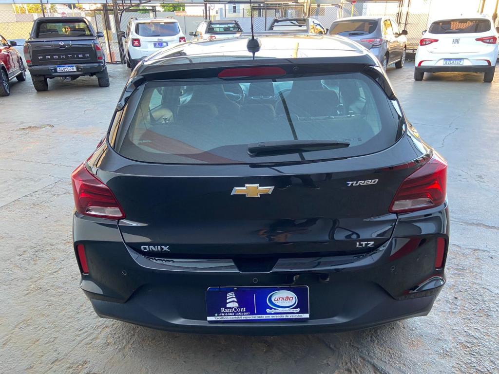 CHEVROLET Onix Hatch - Foto