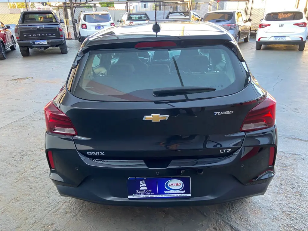 CHEVROLET Onix Hatch - Foto