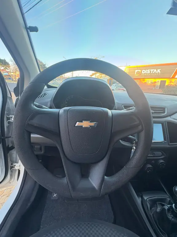 CHEVROLET Onix Hatch - Foto