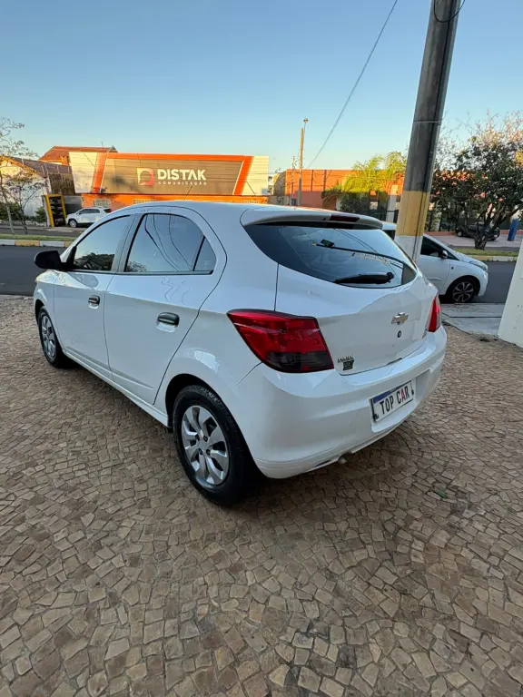 CHEVROLET Onix Hatch - Foto