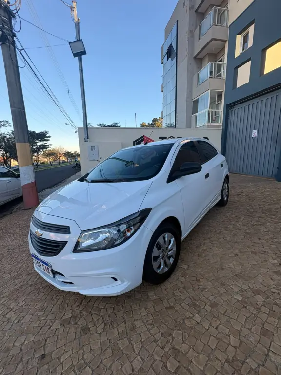 CHEVROLET Onix Hatch - Foto