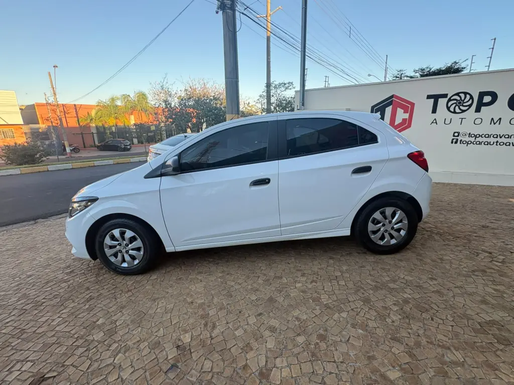 CHEVROLET Onix Hatch - Foto