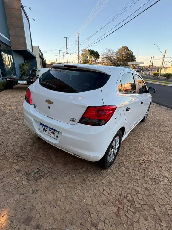 CHEVROLET Onix Hatch - Foto