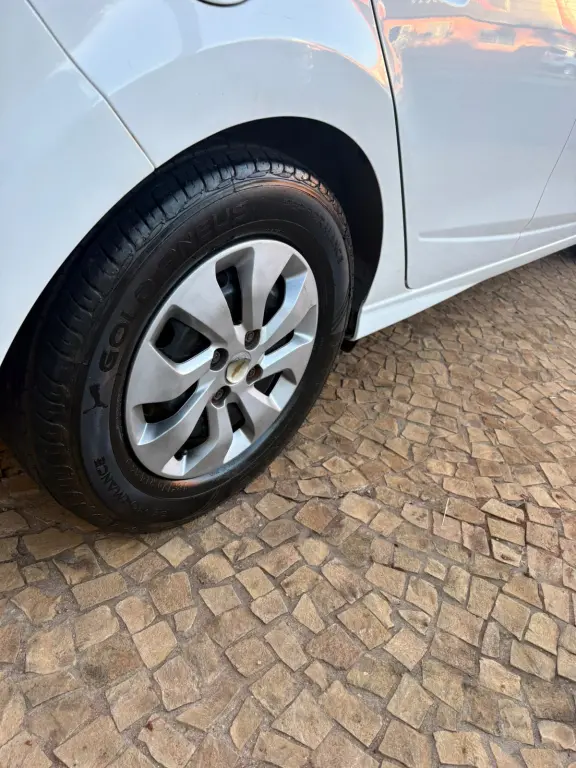 CHEVROLET Onix Hatch - Foto