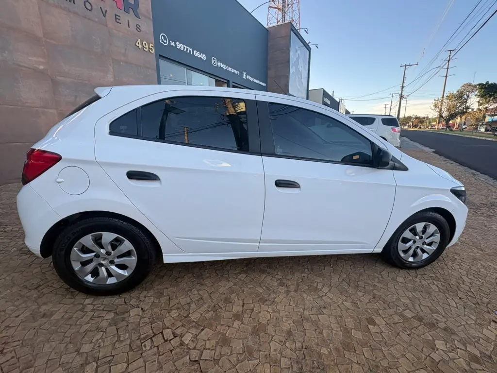 CHEVROLET Onix Hatch - Foto