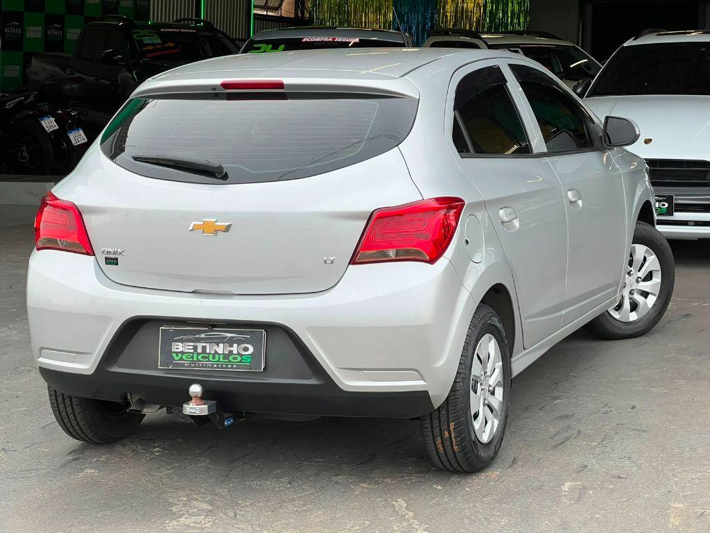 CHEVROLET Onix Hatch - Foto