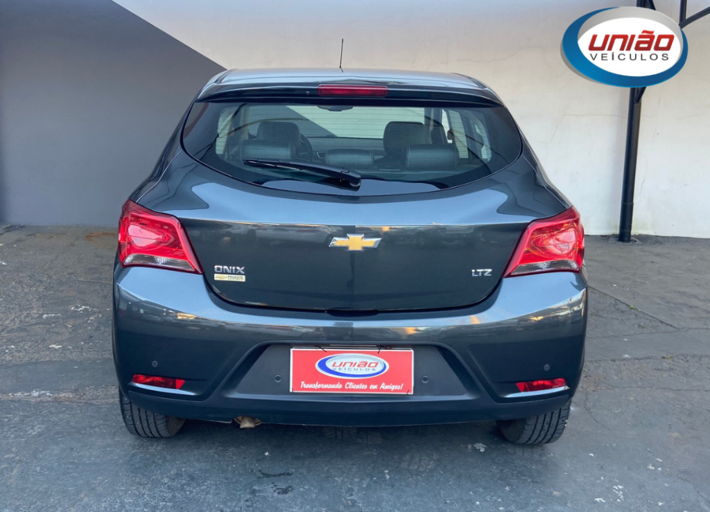 CHEVROLET Onix Hatch - Foto