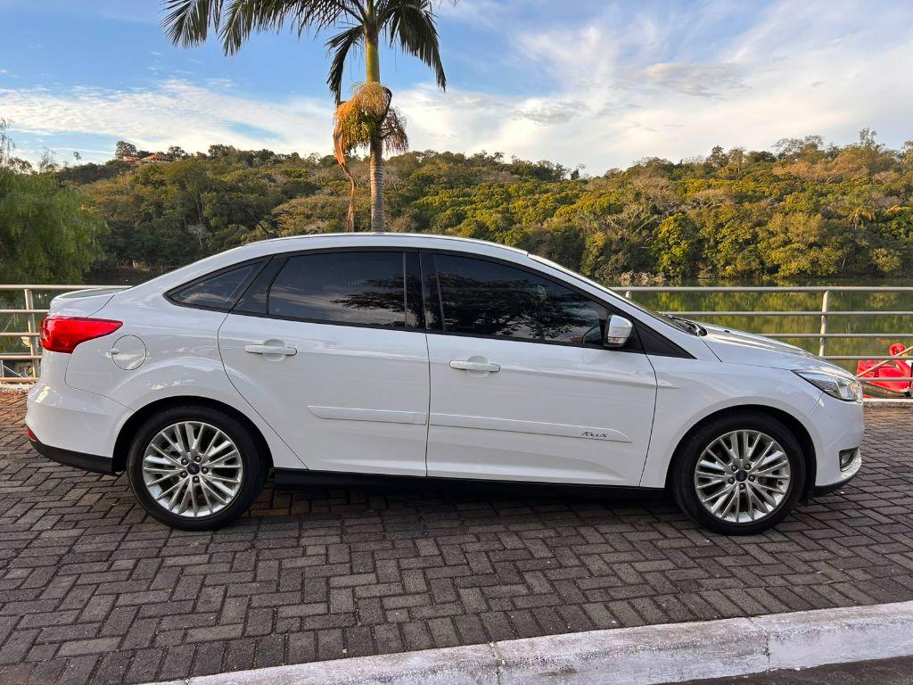 FORD Focus Sedan - Foto
