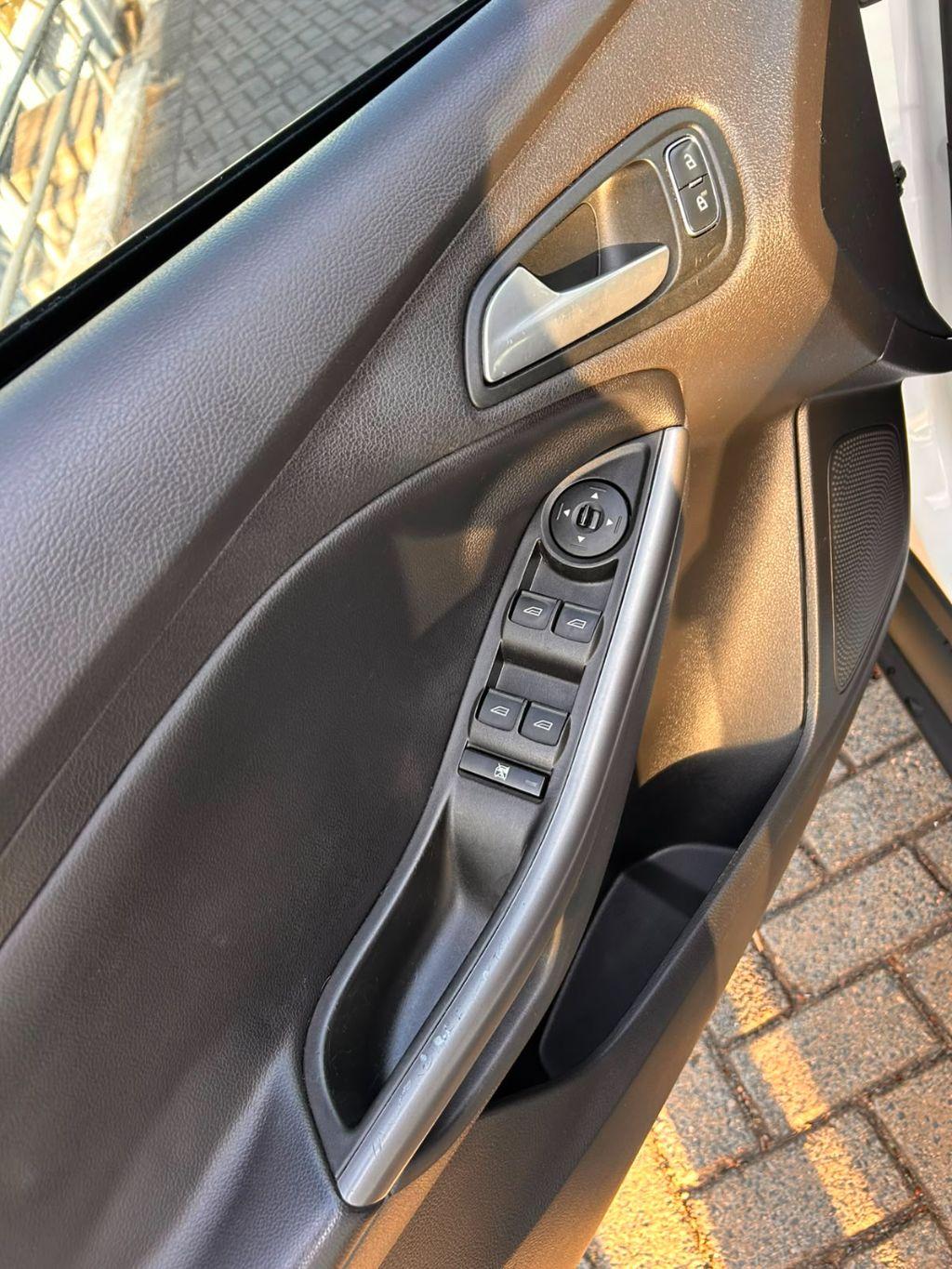FORD Focus Sedan - Foto
