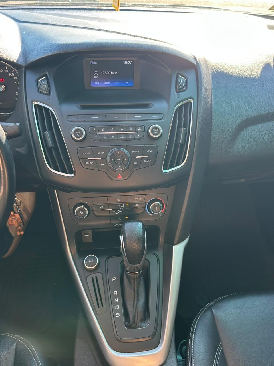 FORD Focus Sedan - Foto