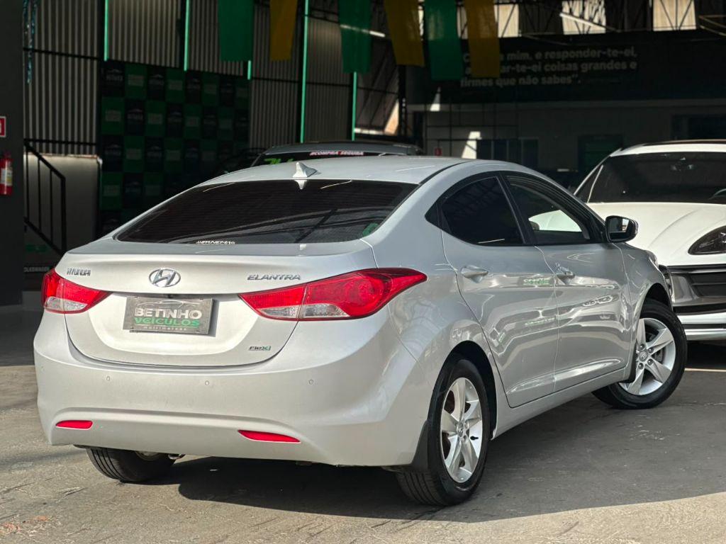 HYUNDAI Elantra - Foto
