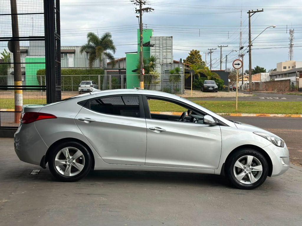 HYUNDAI Elantra - Foto
