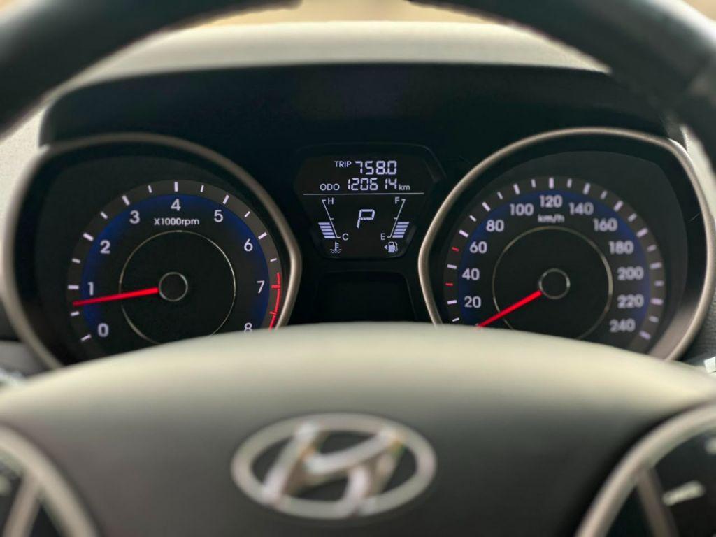HYUNDAI Elantra - Foto