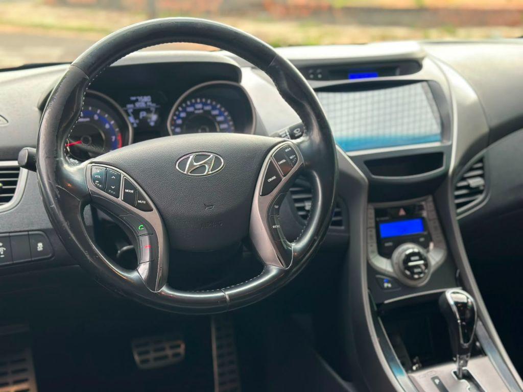 HYUNDAI Elantra - Foto