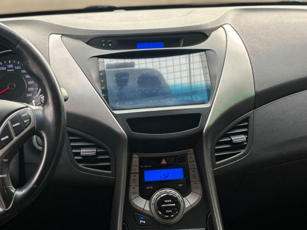 HYUNDAI Elantra - Foto