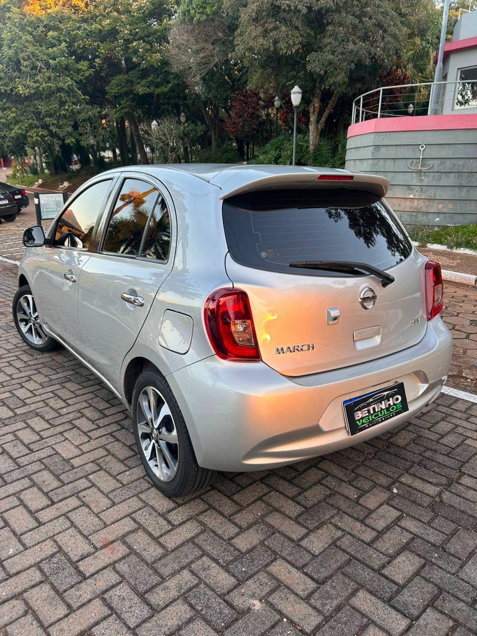 NISSAN March - Foto