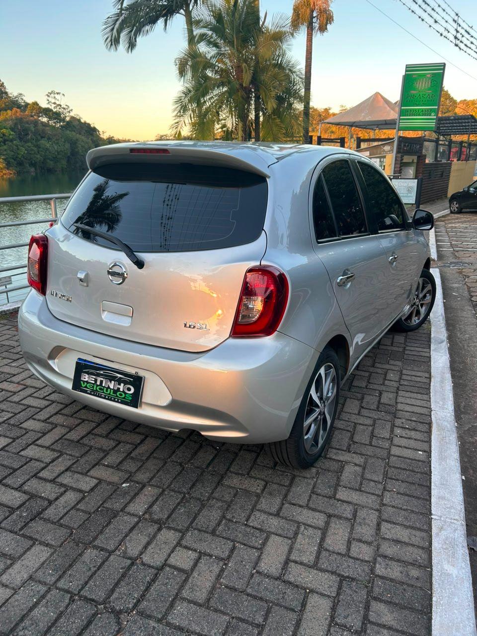 NISSAN March - Foto