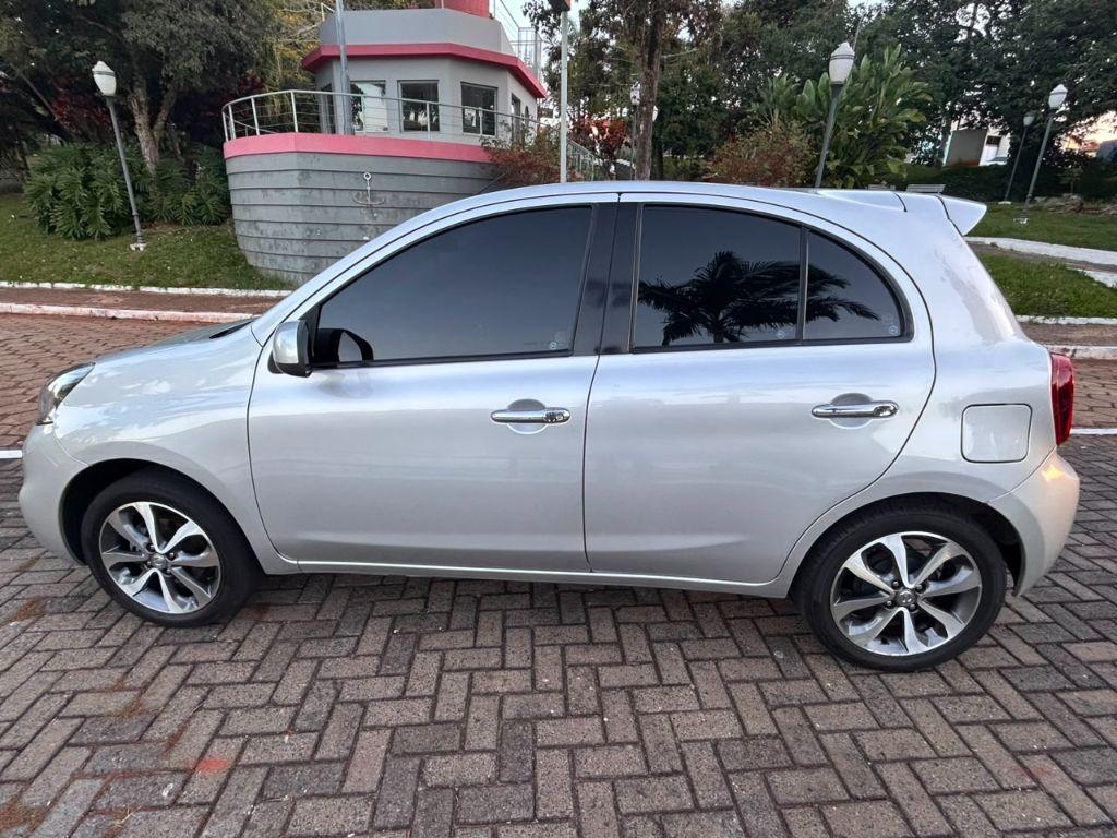 NISSAN March - Foto