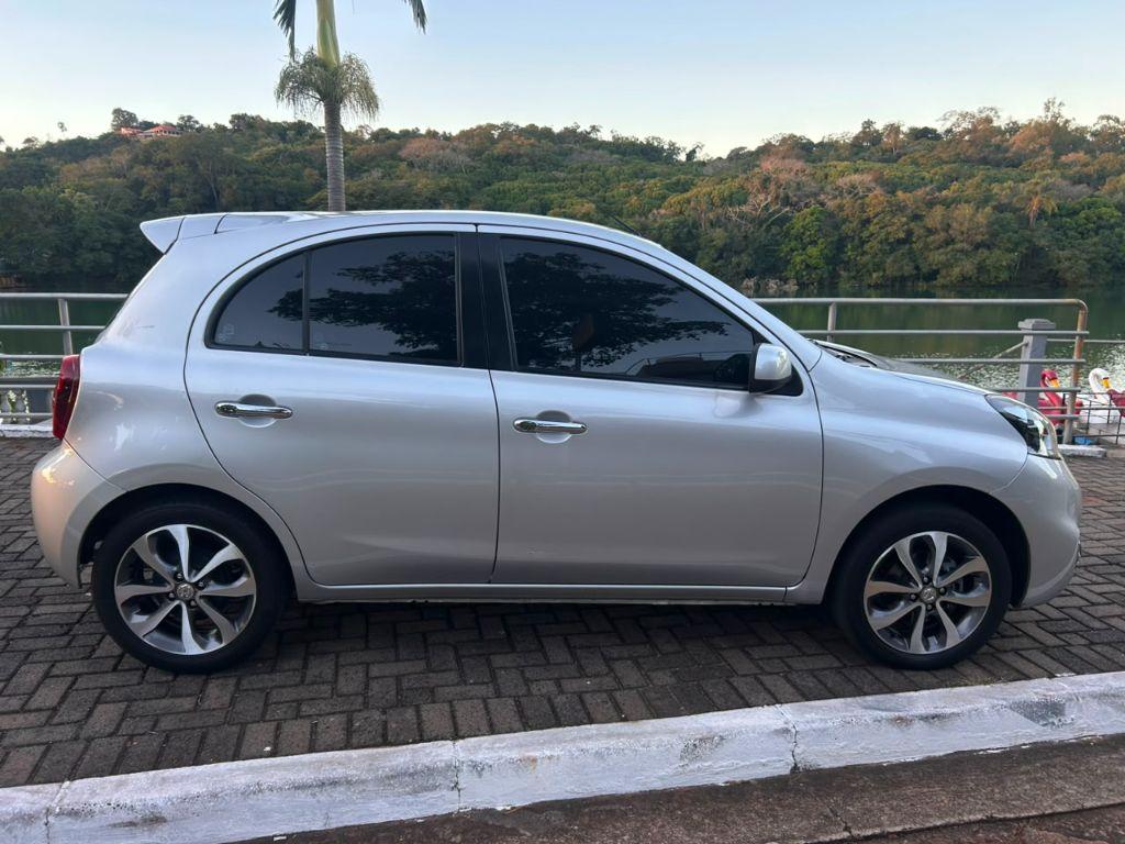 NISSAN March - Foto