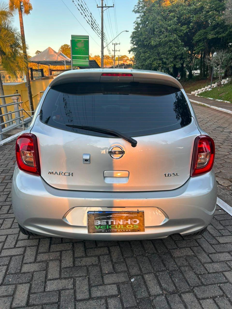 NISSAN March - Foto