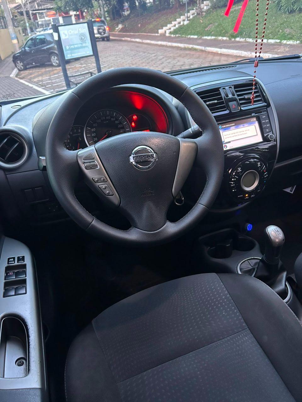 NISSAN March - Foto