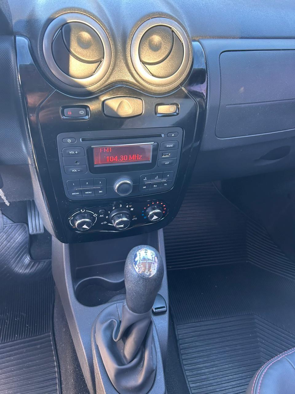 RENAULT Sandero - Foto