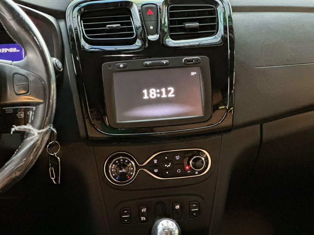 RENAULT Sandero - Foto