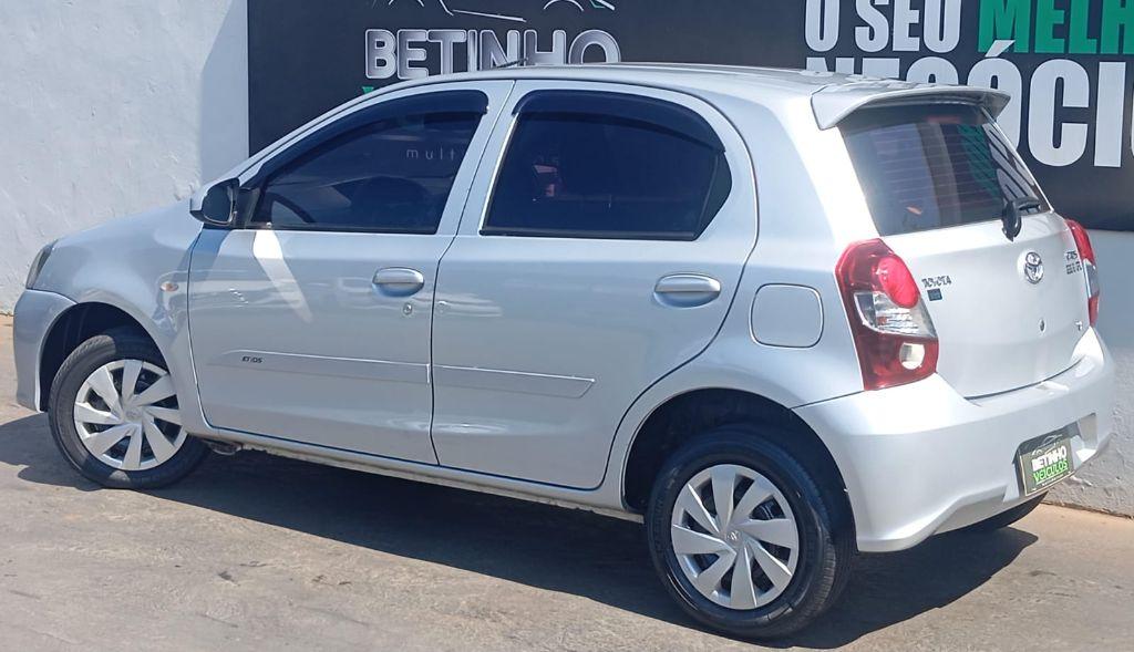 TOYOTA Etios Hatch - Foto