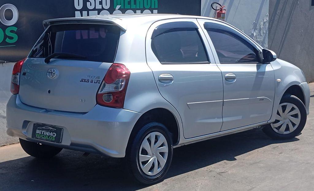 TOYOTA Etios Hatch - Foto