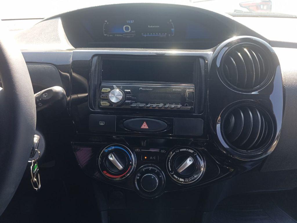 TOYOTA Etios Hatch - Foto