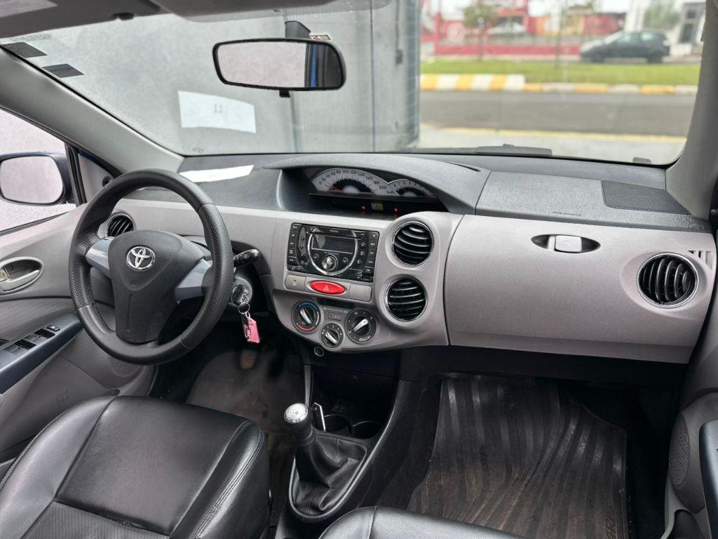 TOYOTA Etios Hatch - Foto
