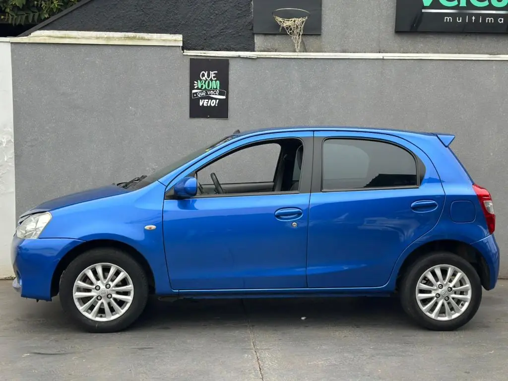 TOYOTA Etios Hatch - Foto