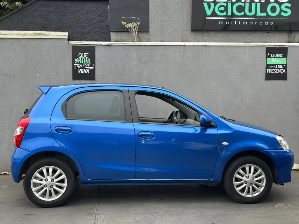 TOYOTA Etios Hatch - Foto