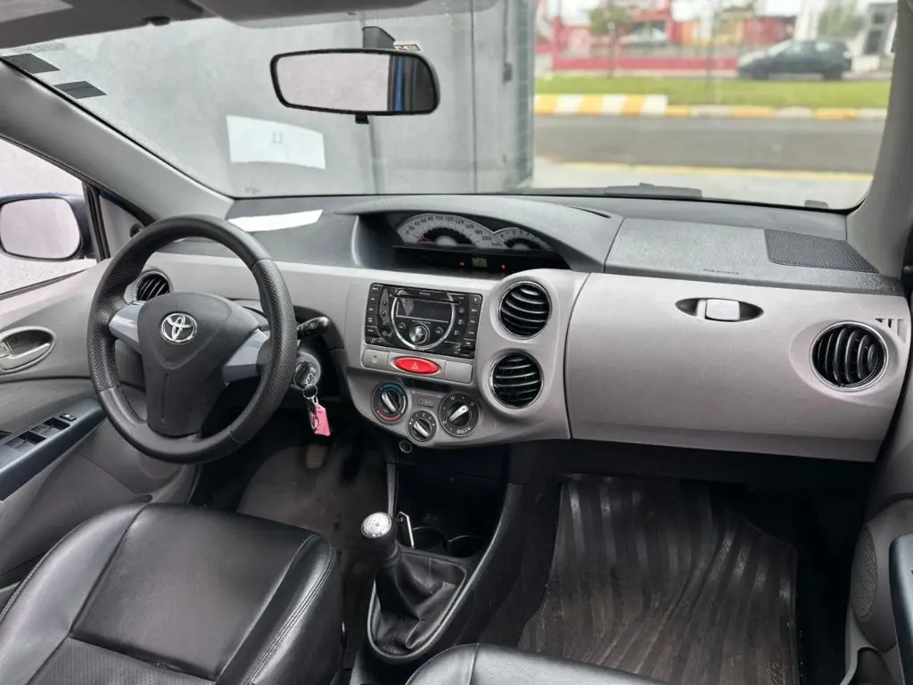TOYOTA Etios Hatch - Foto