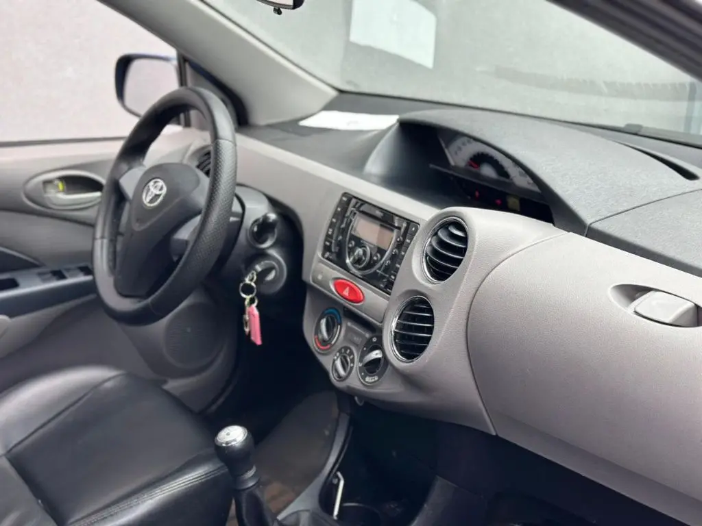 TOYOTA Etios Hatch - Foto