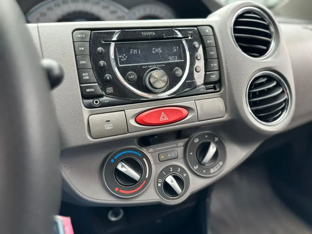 TOYOTA Etios Hatch - Foto