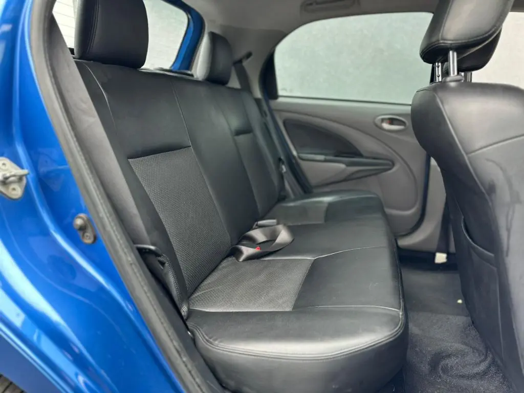 TOYOTA Etios Hatch - Foto