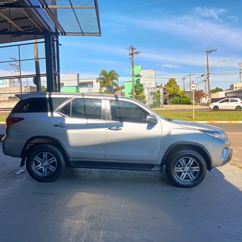 TOYOTA Hilux SW4 - Foto