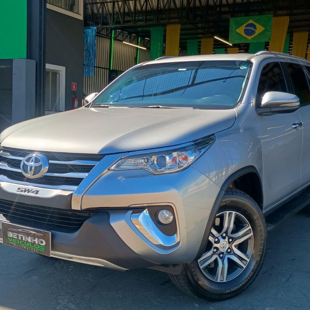 TOYOTA Hilux SW4 - Foto