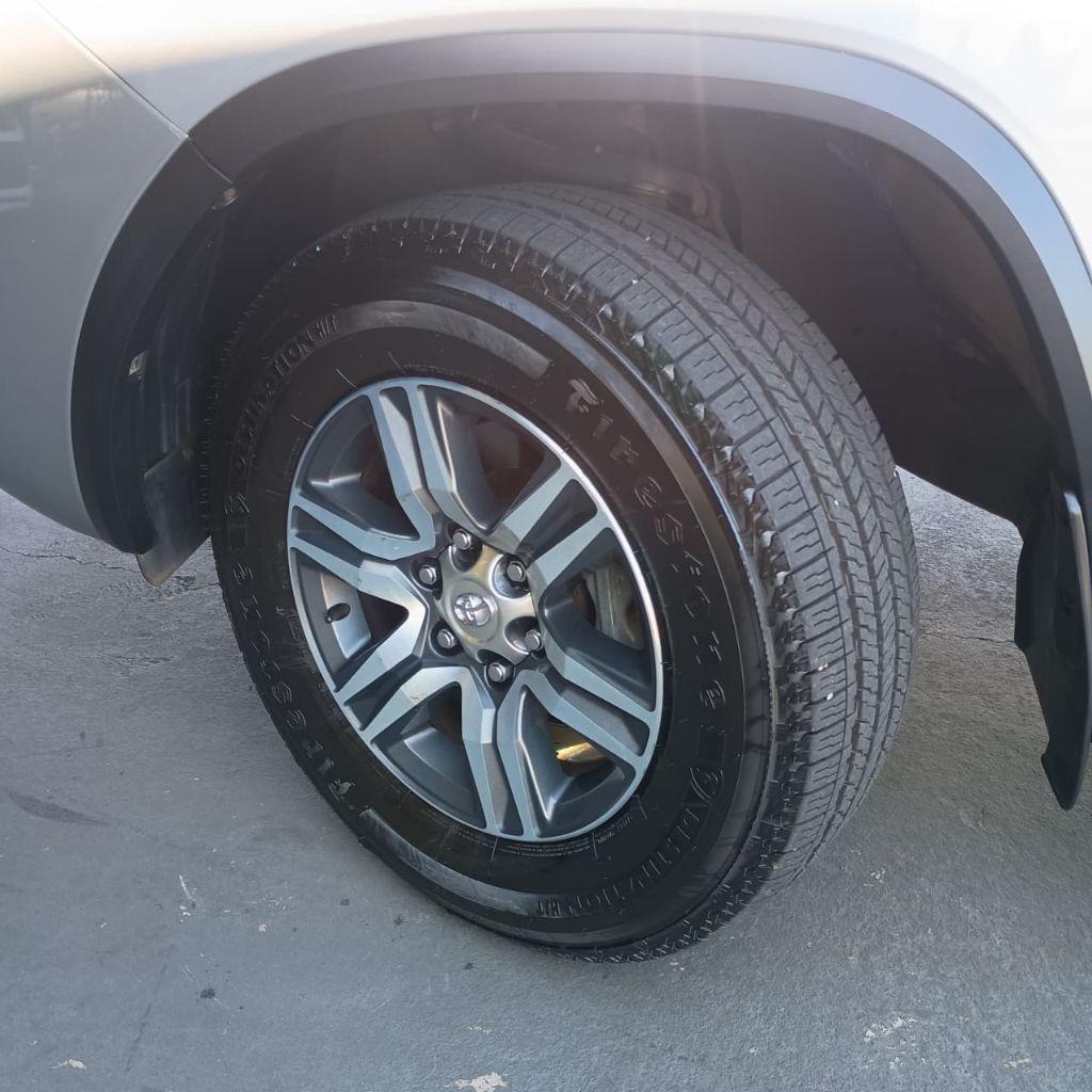 TOYOTA Hilux SW4 - Foto
