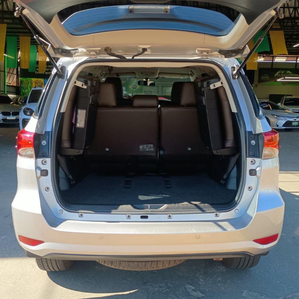 TOYOTA Hilux SW4 - Foto