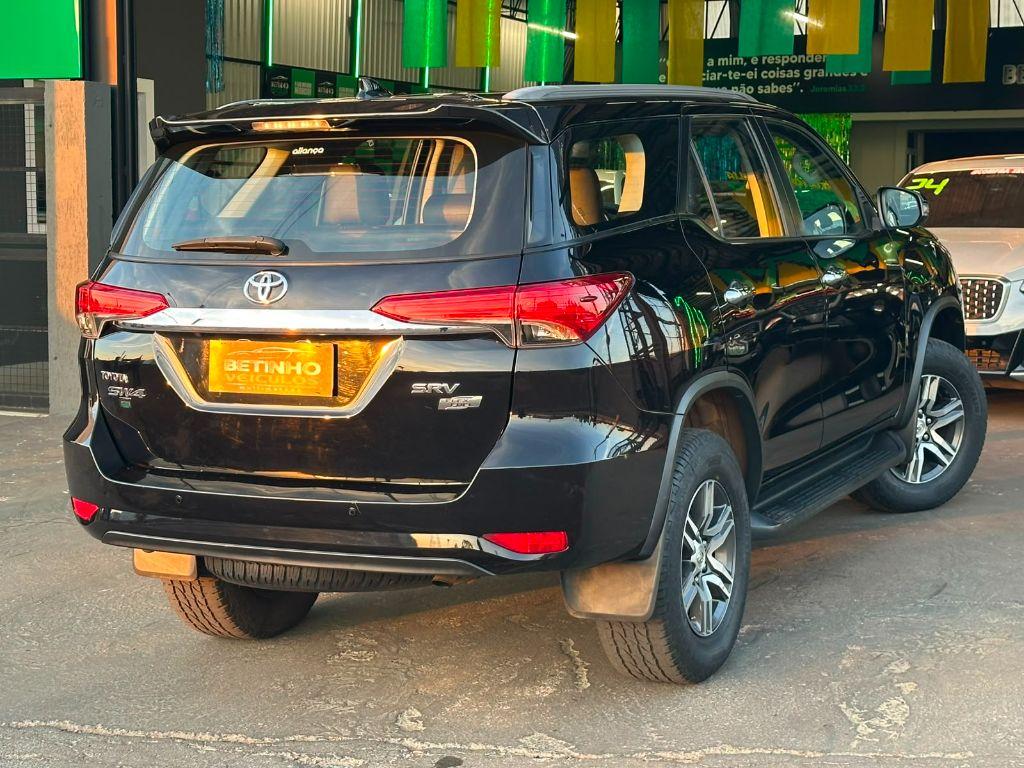TOYOTA Hilux SW4 - Foto