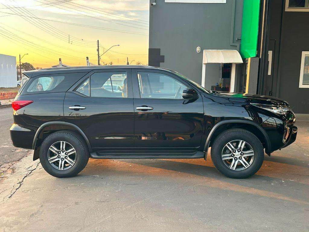 TOYOTA Hilux SW4 - Foto