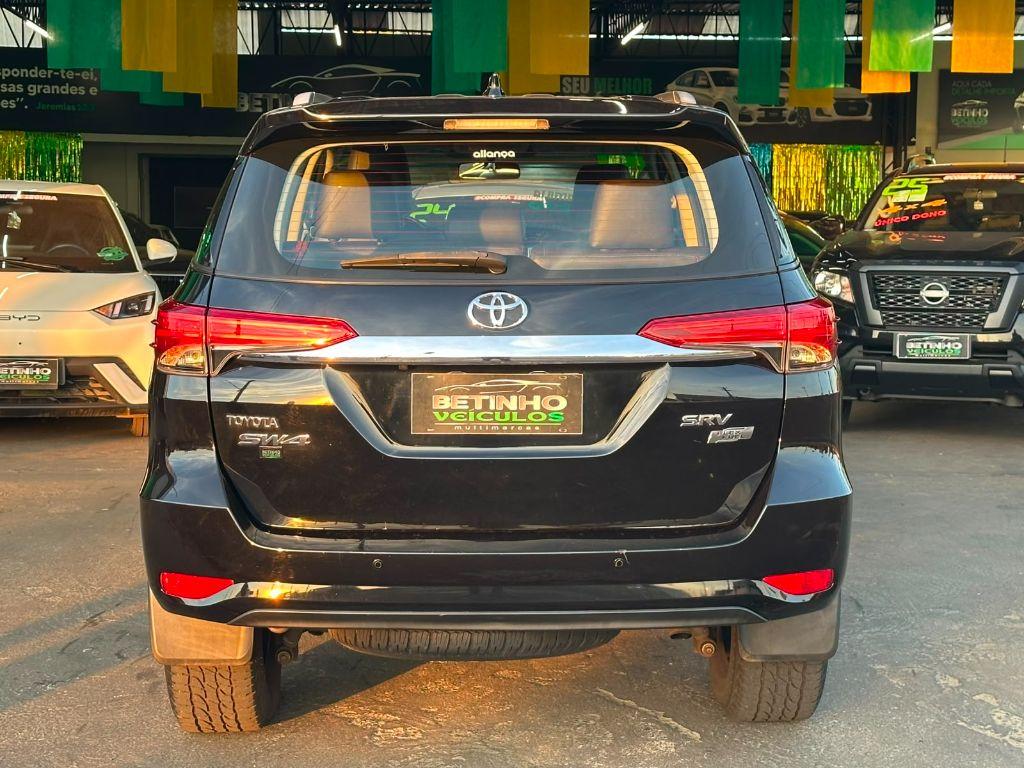 TOYOTA Hilux SW4 - Foto