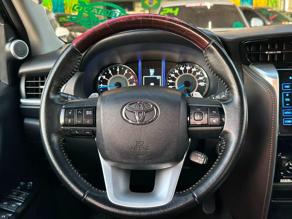 TOYOTA Hilux SW4 - Foto
