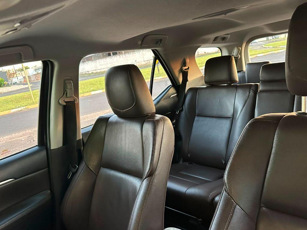 TOYOTA Hilux SW4 - Foto