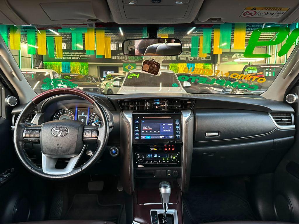 TOYOTA Hilux SW4 - Foto